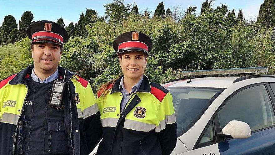 Els dos mossos que van salvar la vida al jove.