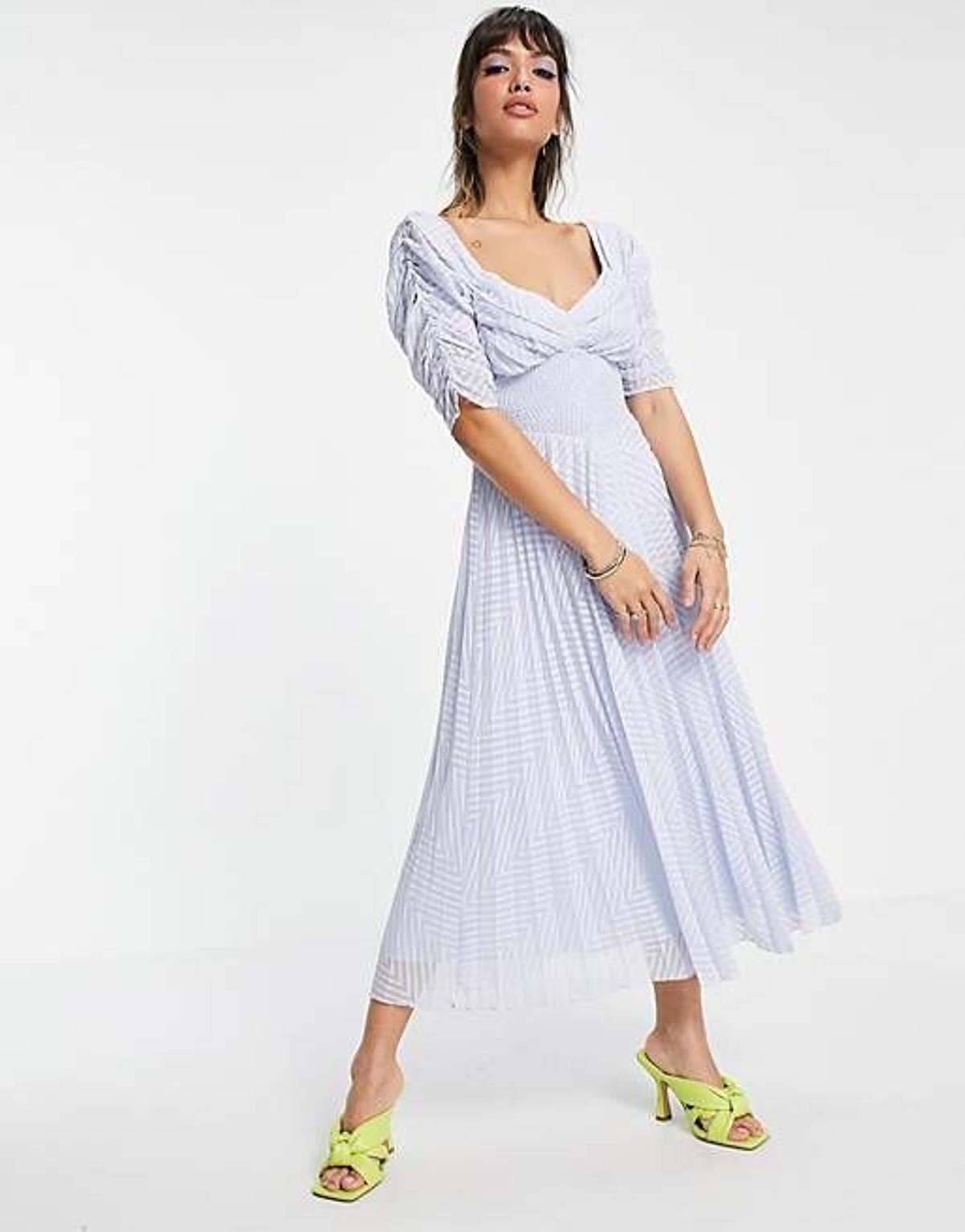 Vestido midi azul pálido plisado con busto fruncido y cintura de nido de abeja de plumeti con diseño de chevron de ASOS DESIGN