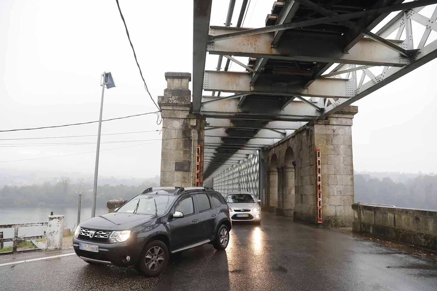 Primer día en la 'raia' tras la entrada en vigor de las nuevas restricciones de movilidad