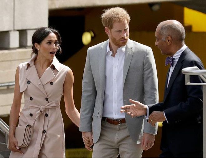 Los Duques de Sussex de la mano llegando a Southbank Centre