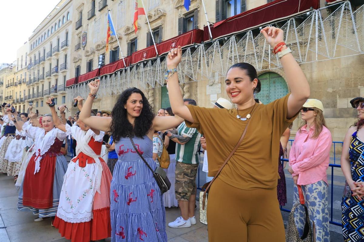 Las concejalas Cristina Cutanda y Nayma Beldjilali, durante la dansà.