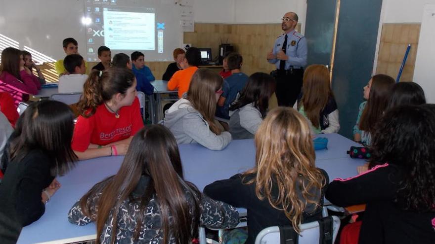 Els Mossos formen sobre seguretat a Internet als joves de l&#039;escola Xarxa de Berga