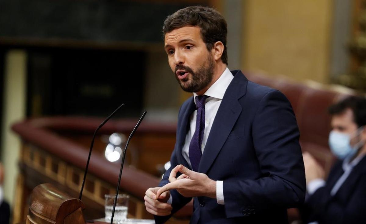 Casado critica que Sánchez elogie la República, que dividió a españoles.