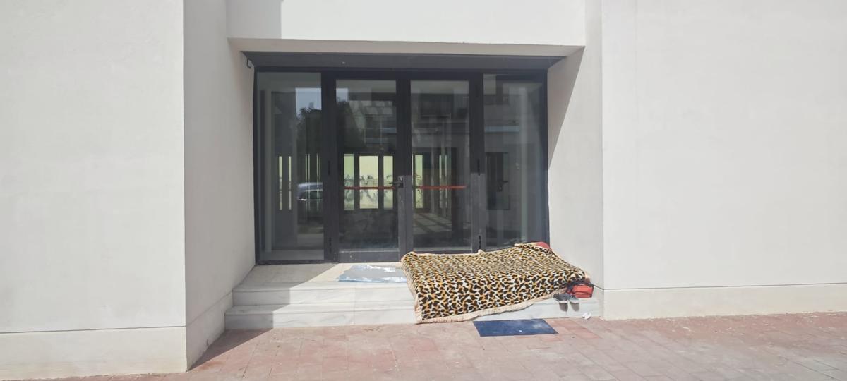 Enseres de una persona sin hogar en el Cabanyal