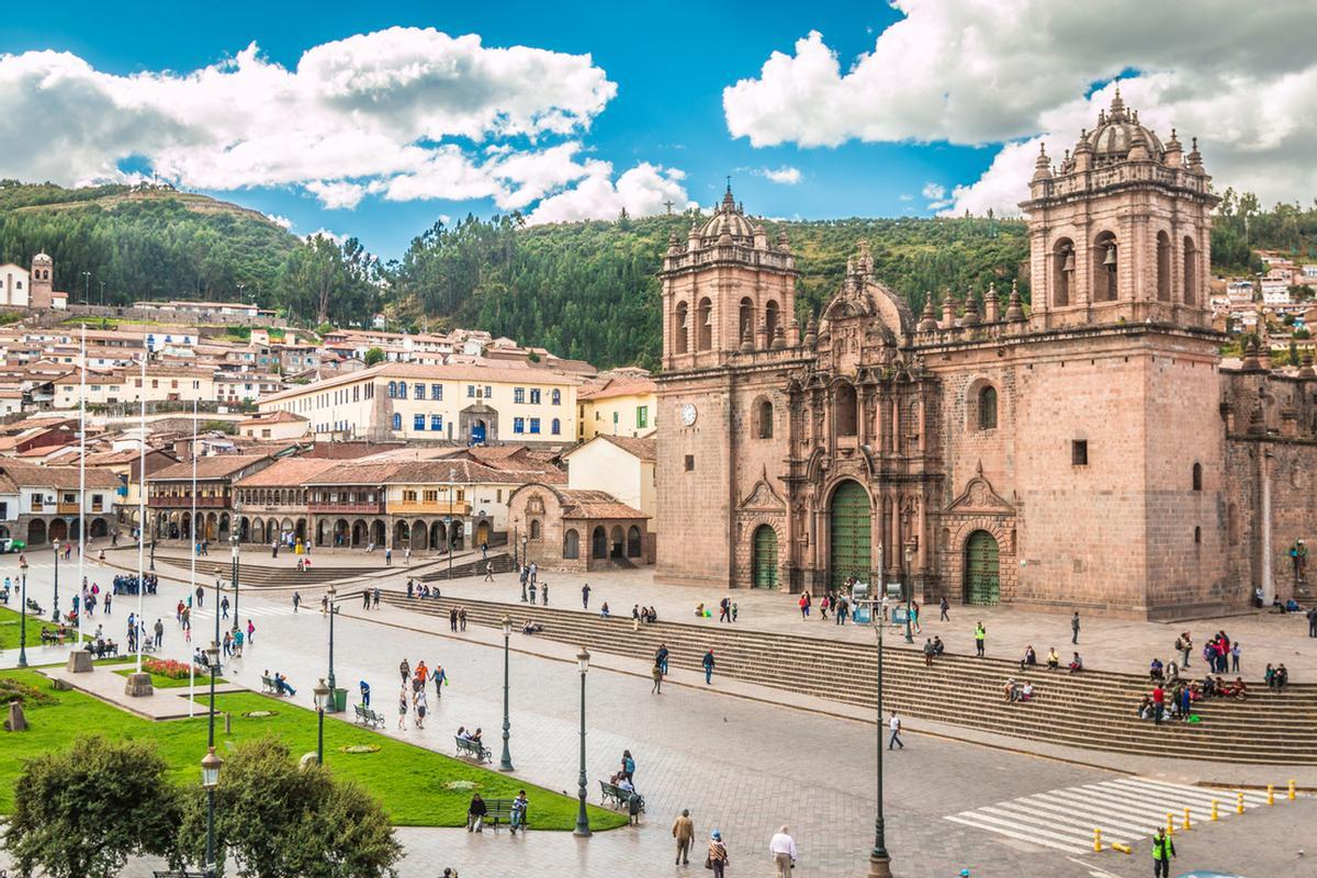La Catedral de Cusco preside la Plaza de Armas, corazón monumental de la antigua capital inca.