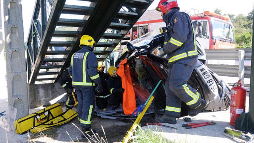 Excarcelan a un conductor que resultó ileso tras un espectacular accidente en Paredes