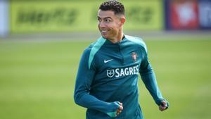 Cristiano entrenando con Portugal en la previa del partido contra Eslovenia