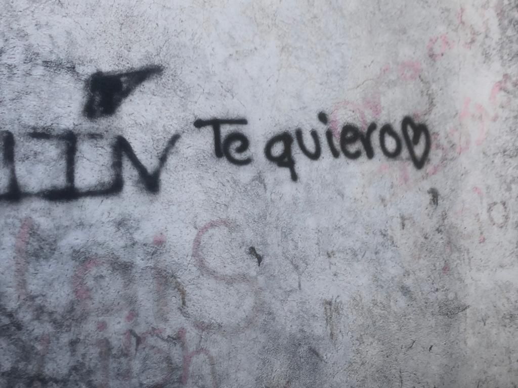Grafitis románticos en A Estrada