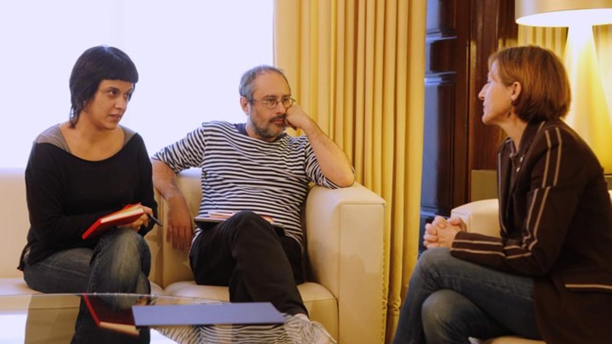 Antonio Baños, Anna Gabriel y Carme Forcadell, reunidos en el Parlament.