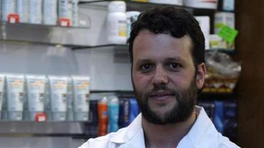 Antonio Araujo, en la farmacia de Soutelo de Montes.