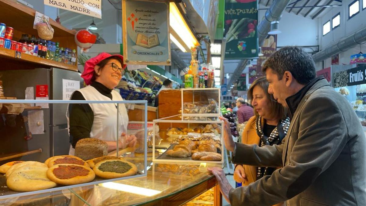 Mazón y Pepa Font en el Mercado de Dénia.