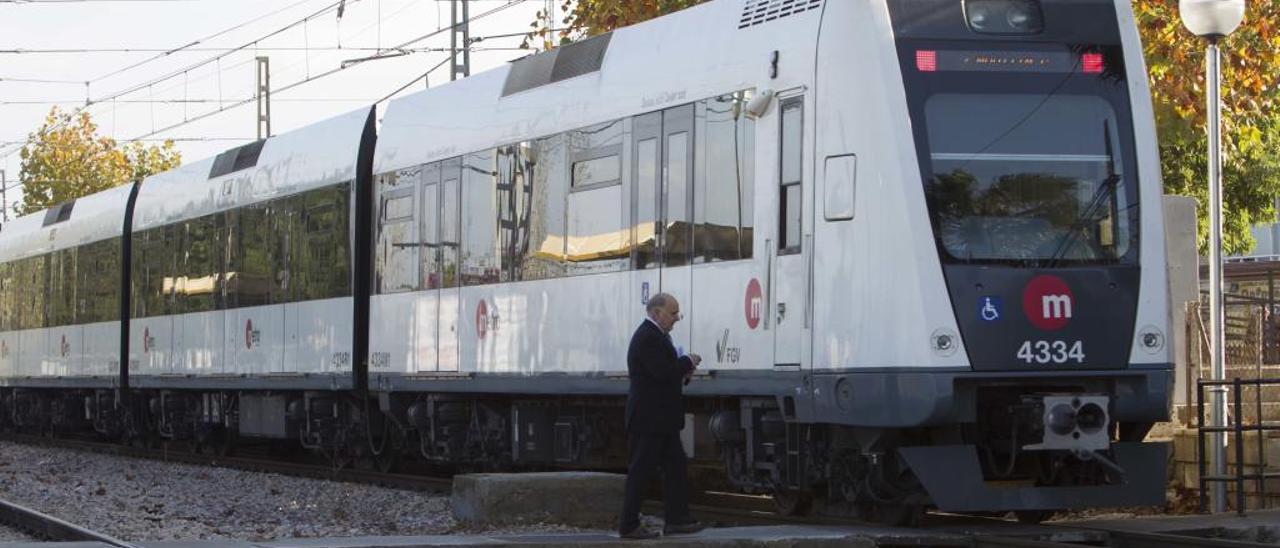 Un usuario cruza entre los andenes.