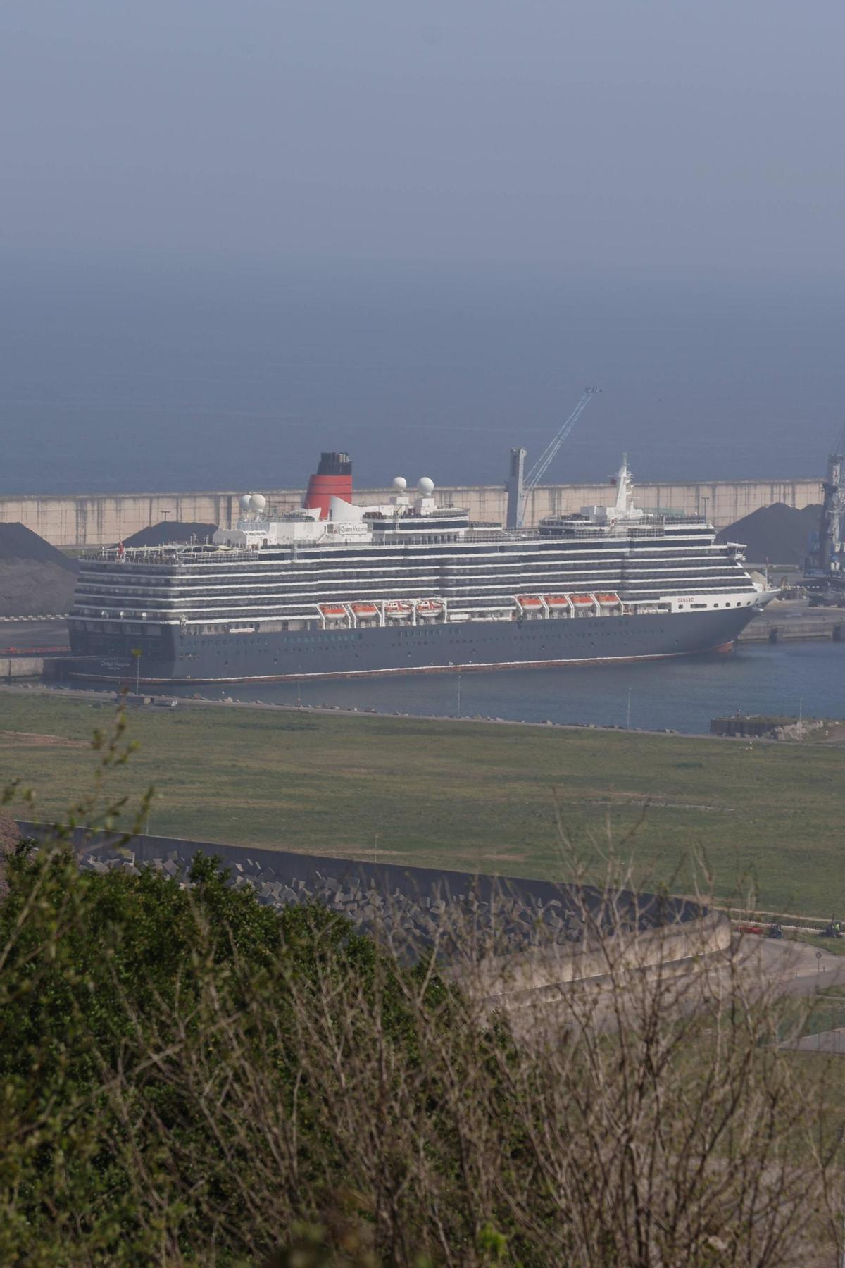 Gijón recibe a los primeros cruceristas de la temporada (en imágenes)