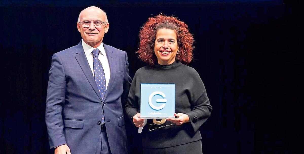 Carlos Rubio, de la Autoridad Portuaria, entregó el Premio a Isabel Imbroda, de Imbroda Vitroplant