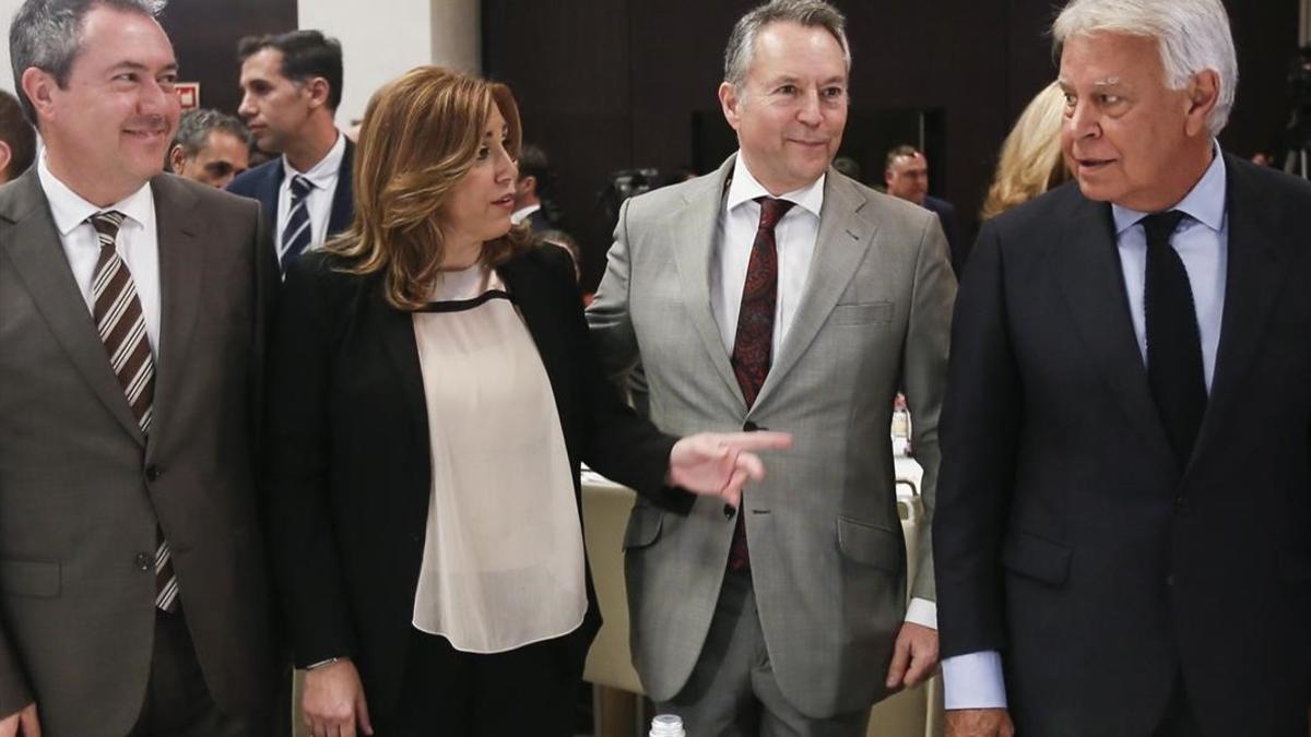 La presidenta de Andalucía, Susana Díaz, conversa con el expresidente del Gobierno Felipe González.