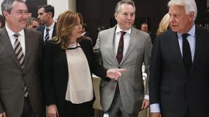 La presidenta de Andalucía, Susana Díaz, conversa con el expresidente del Gobierno Felipe González.