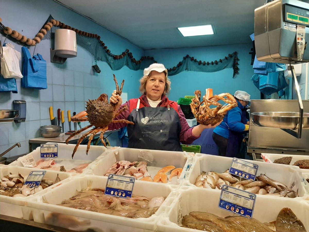 WhatsApp Image 2023 12 07 at 12.53.06Nuncia, en Bueu, muestra ayer dos ejemplares de centolla.