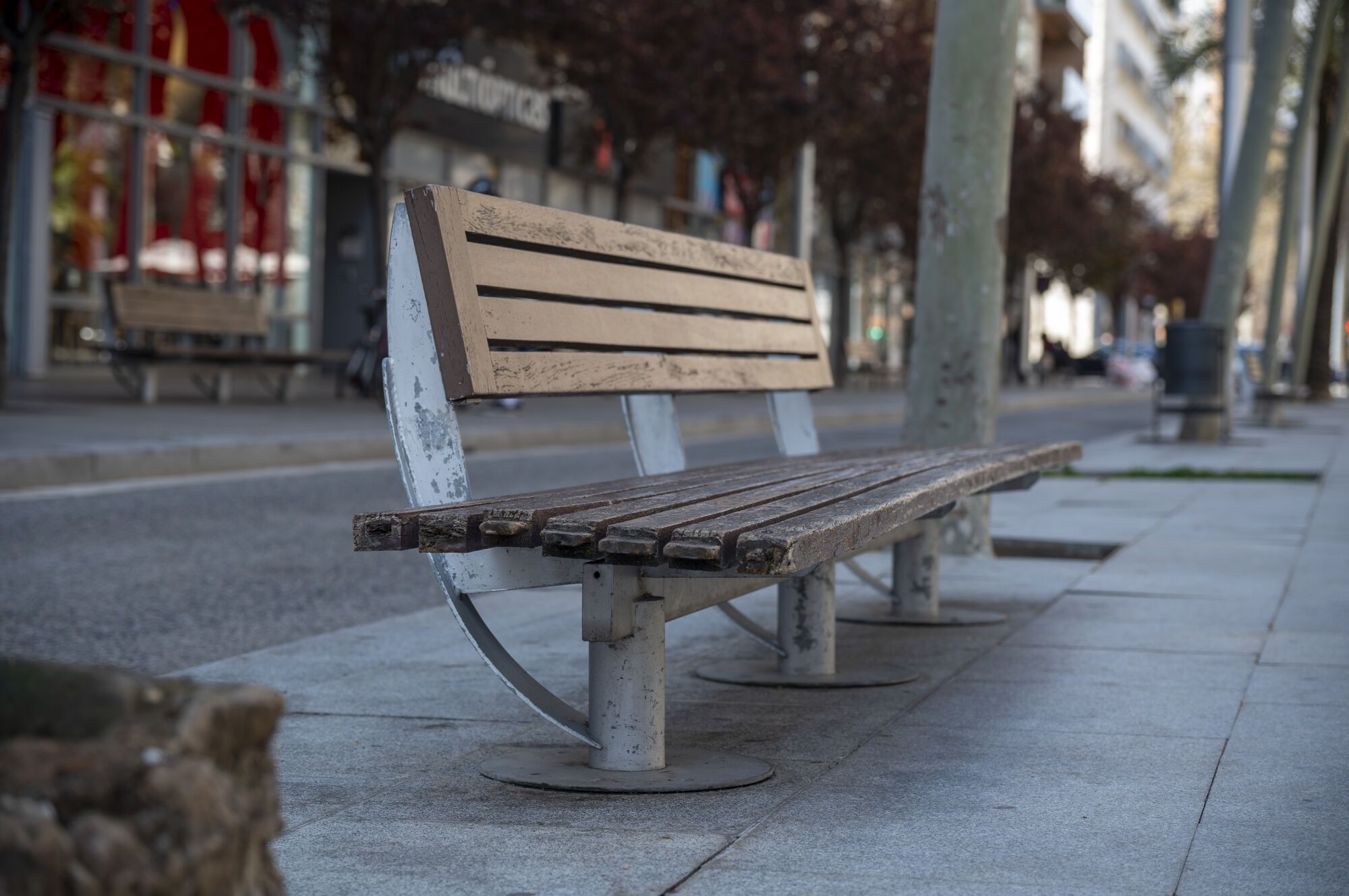 Barcelona diversifica el mobiliario en sus calles: bancos, sillas, tumbonas y mucho más