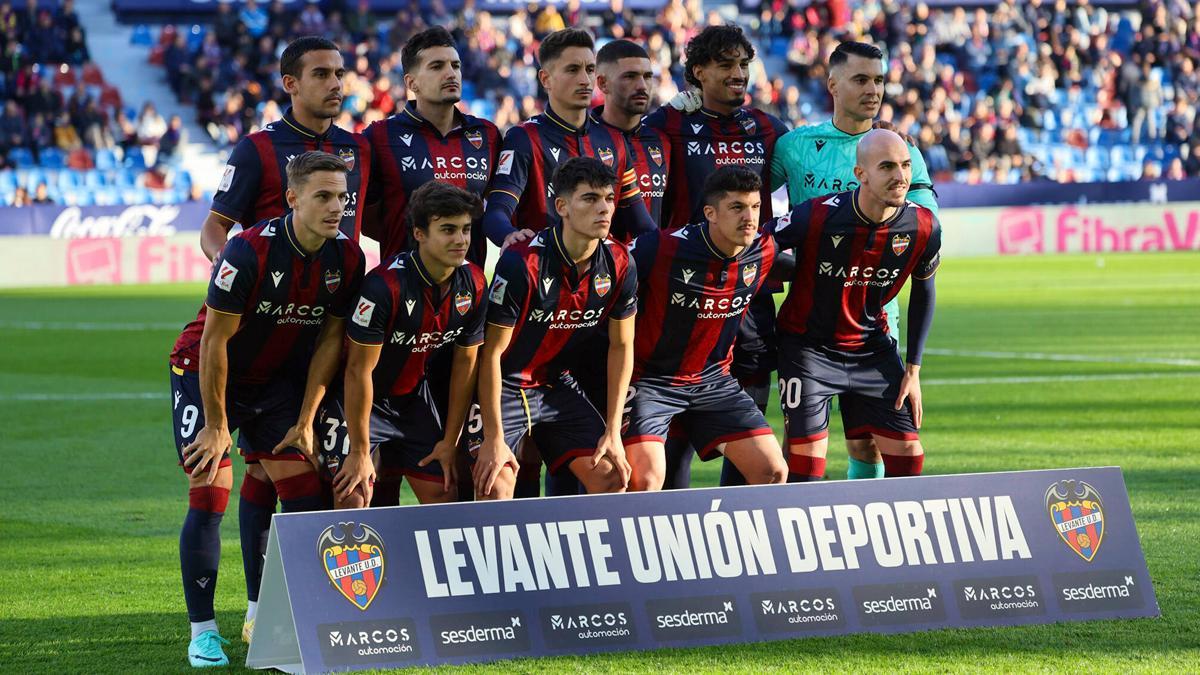 Pose de los jugadores del Levante antes de un partido en el Ciutat