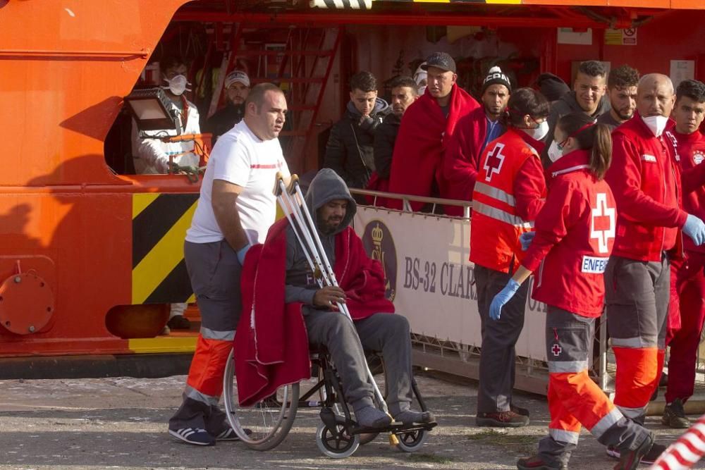 Llegada al puerto de Cartagena de los inmigrantes rescatados en el mar