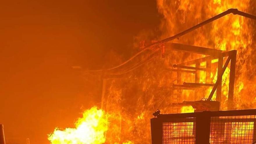 Arde un almacén con 40.000 litros de aceite en Alicante