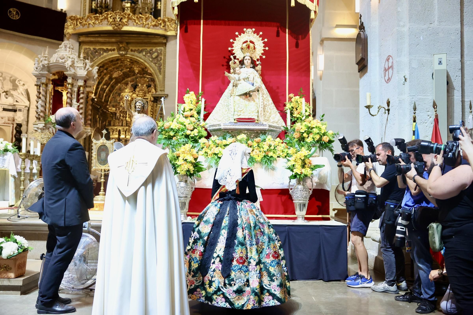 Primera jornada de Ofrenda de las Hogueras de Alicante
