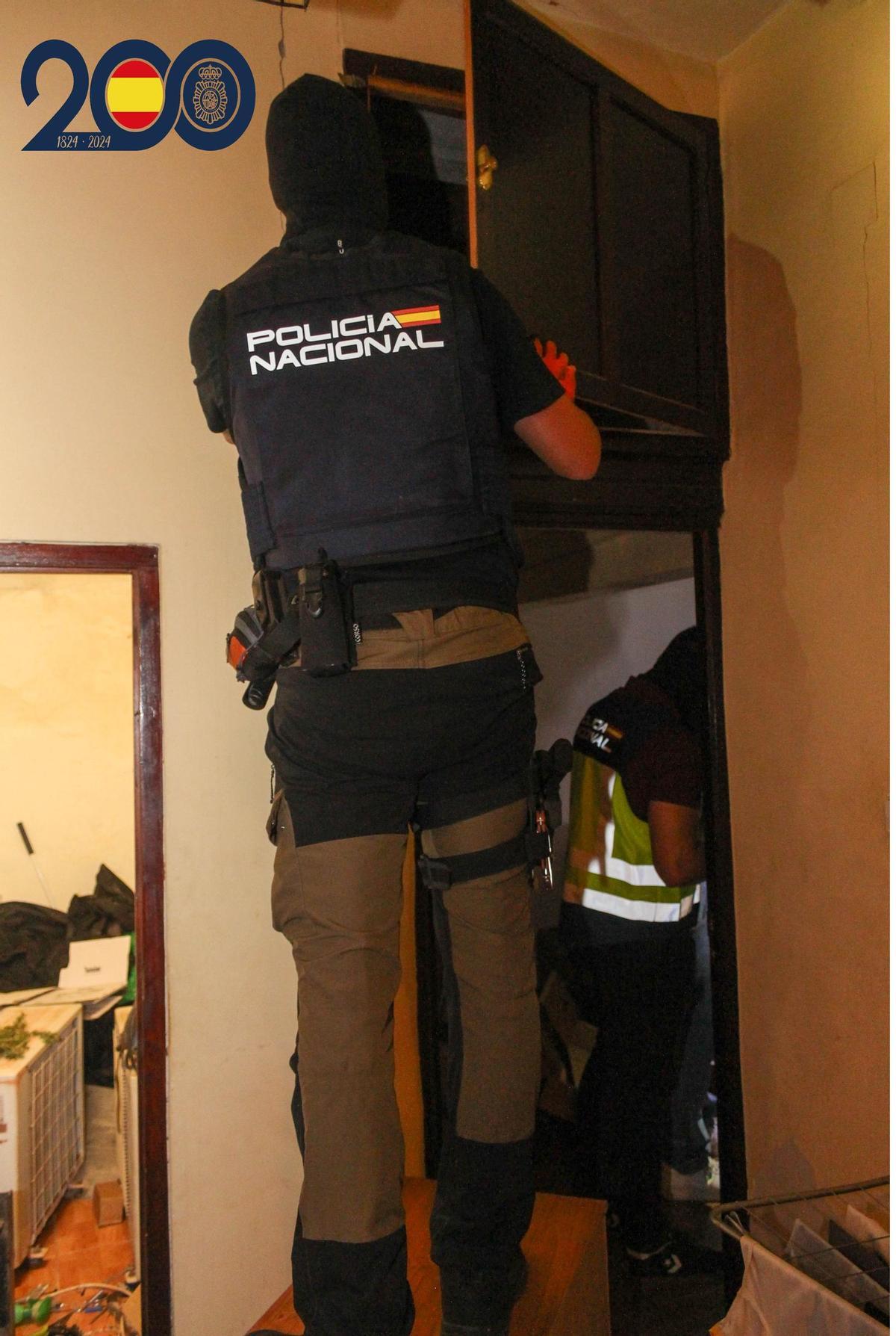 La Policía Nacional detiene a dos personas por tráfico de drogas, tenencia ilícita de armas y detención ilegal.