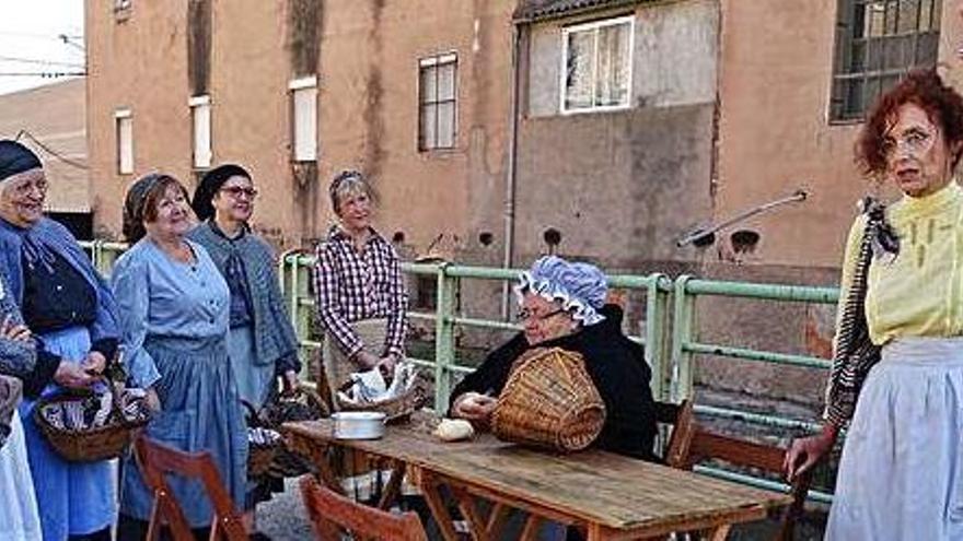 Una escena de les treballadores de les fàbriques de Sant Joan, ahir al matí al costat del canal