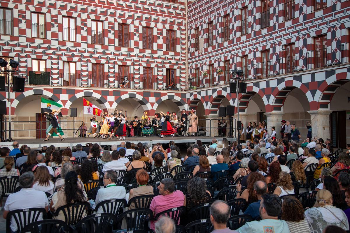 El folklore infantil toma la Plaza Alta de Badajoz