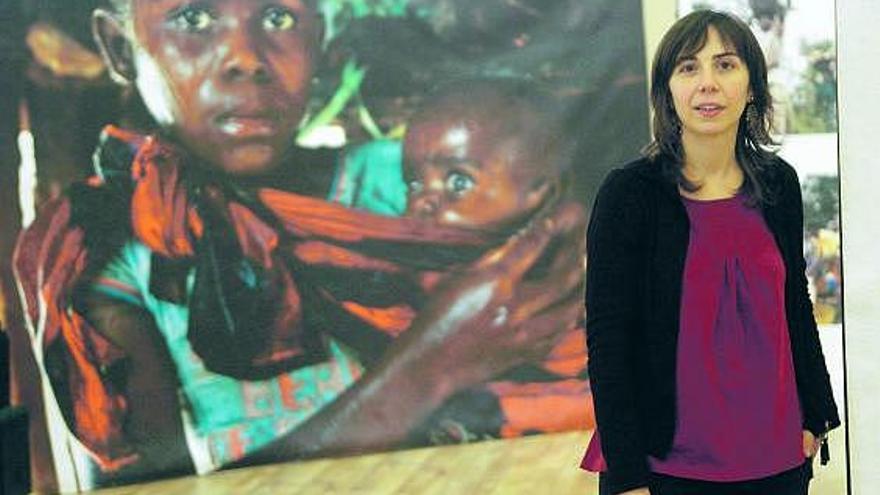 María Díaz, ayer, ante uno de los grandes paneles fotográficos que incluye la exposición de Trascorrales.