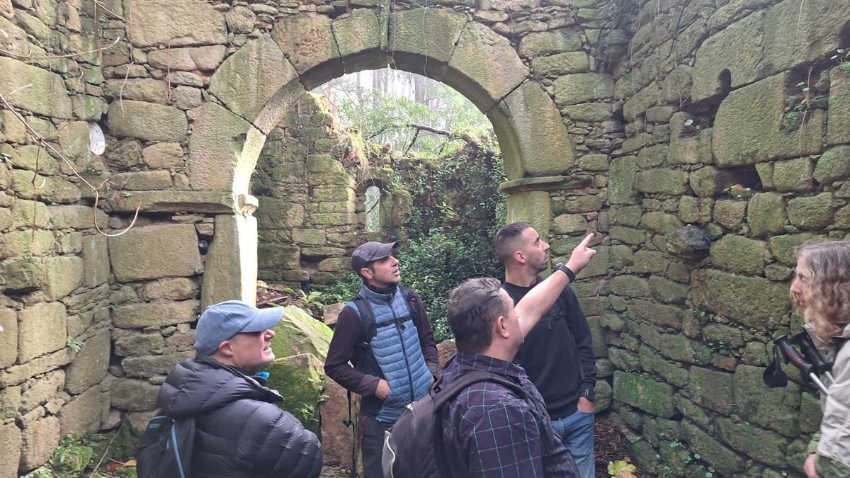 Vinte doantes acudiron este sábado a Val do Dubra a coñecer o que se fixo e se está a facer no xacemento arqueolóxico.