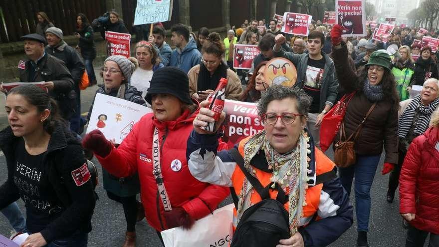 Protesta de trabajadores y vecinos de Verín delante del Parlamento de Galicia, ayer. // Xoán Álvarez