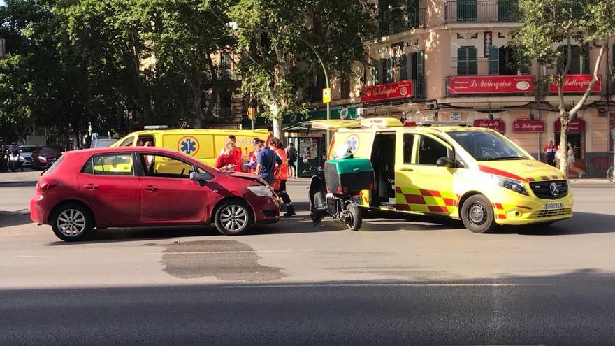 Personal de dos ambulancias atienden al motorista herido.