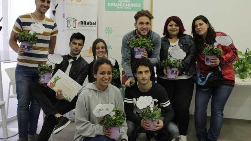 Jóvenes participantes en «Sembrando actitud» se reúnen en la Asociación Arrabal-AID.