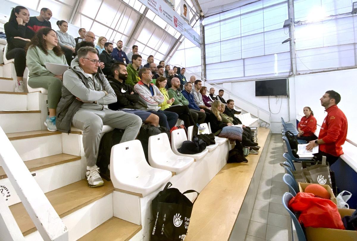 Sessió amb els docents al trinquet Pelayo del passat curs.