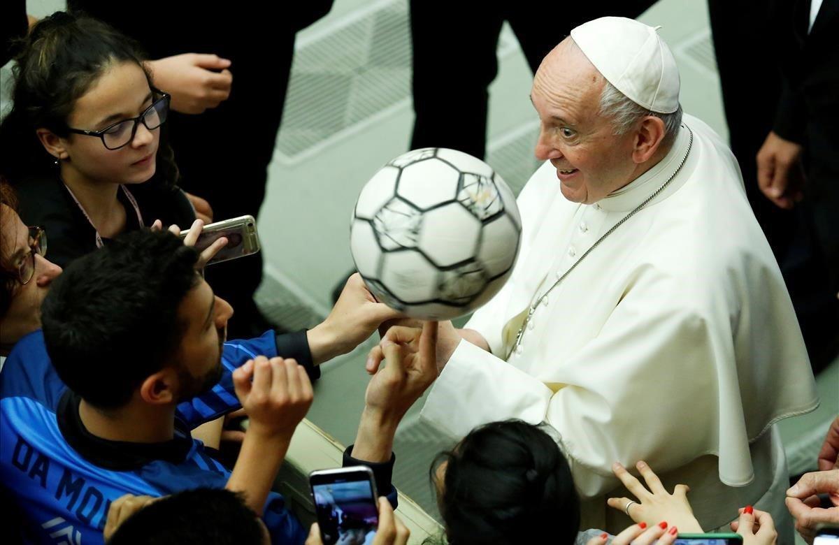 El Papa Francisco hace un curioso gesto mientras participa junto a miles de apasionados por el fútbol en un proyecto para promover los valores del deporte y el fútbol, en el Vaticano.