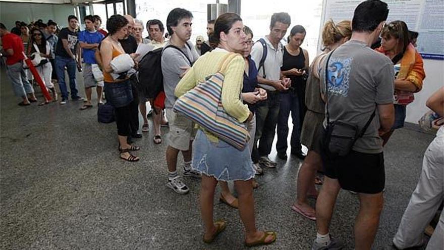 Usuarios hacen cola para visitar las Cíes