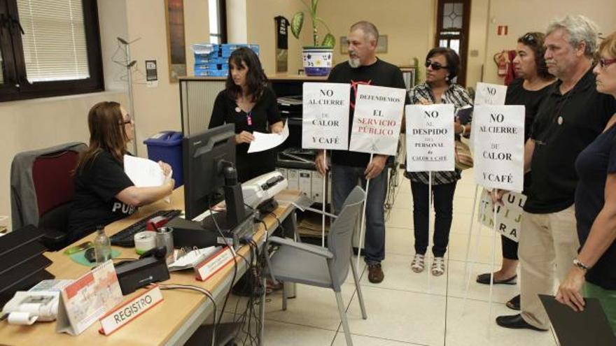 Varios miembros del comité de empresa entregan las firmas en el registro.