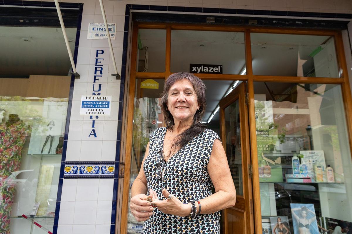 Adela busca relevo para su mercería en el barrio d'Aiora de València