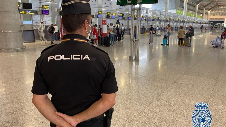 Un agente de la Policía Nacional en el aeropuerto de Málaga-Costa del Sol