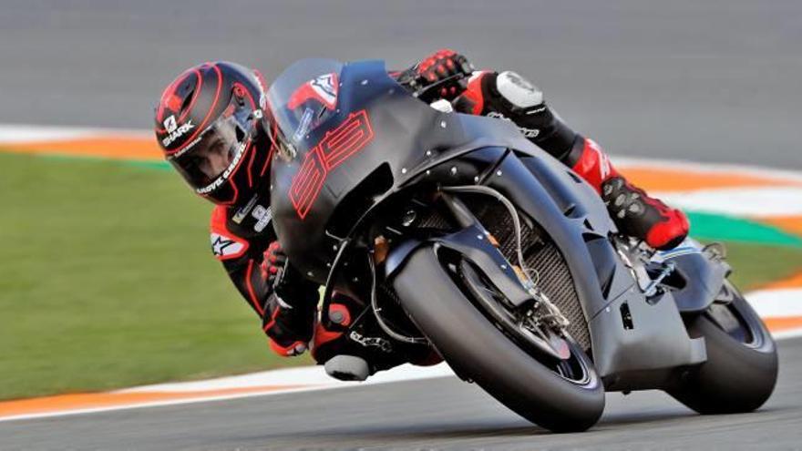 Jorge Lorenzo, ayer en Cheste, con la moto Honda con la que correrá la próxima temporada en el Mundial.