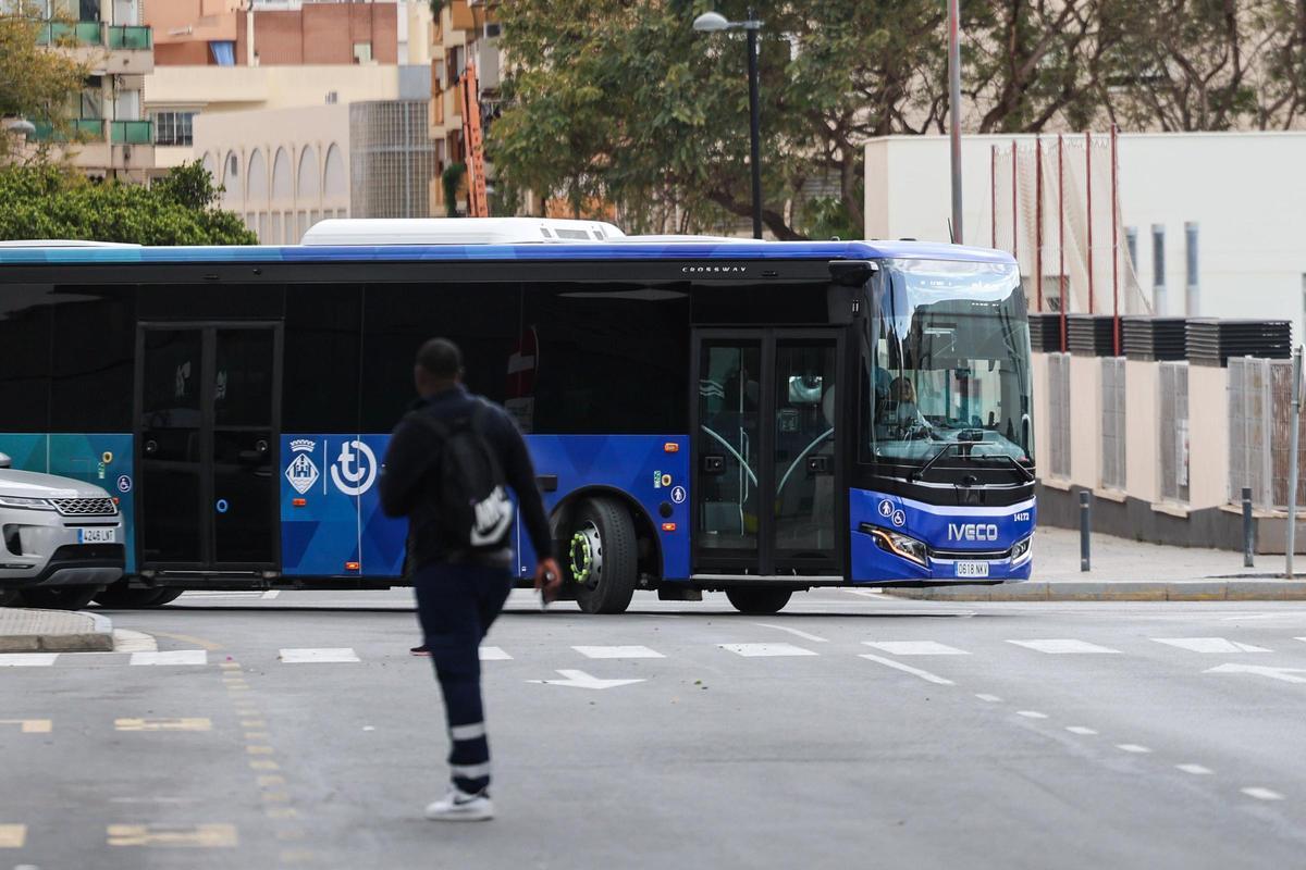 Un autobús se dirige a una de las estaciones del Cetis
