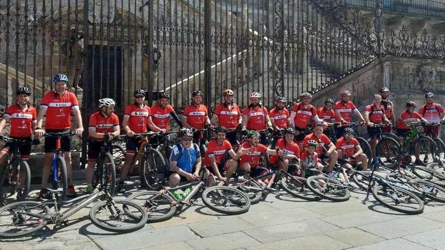 A los trece peregrinos de Bikestrada que lograron la Compostela se sumaron otros ayer, hasta sumar treinta ciclistas. // Bikestrada