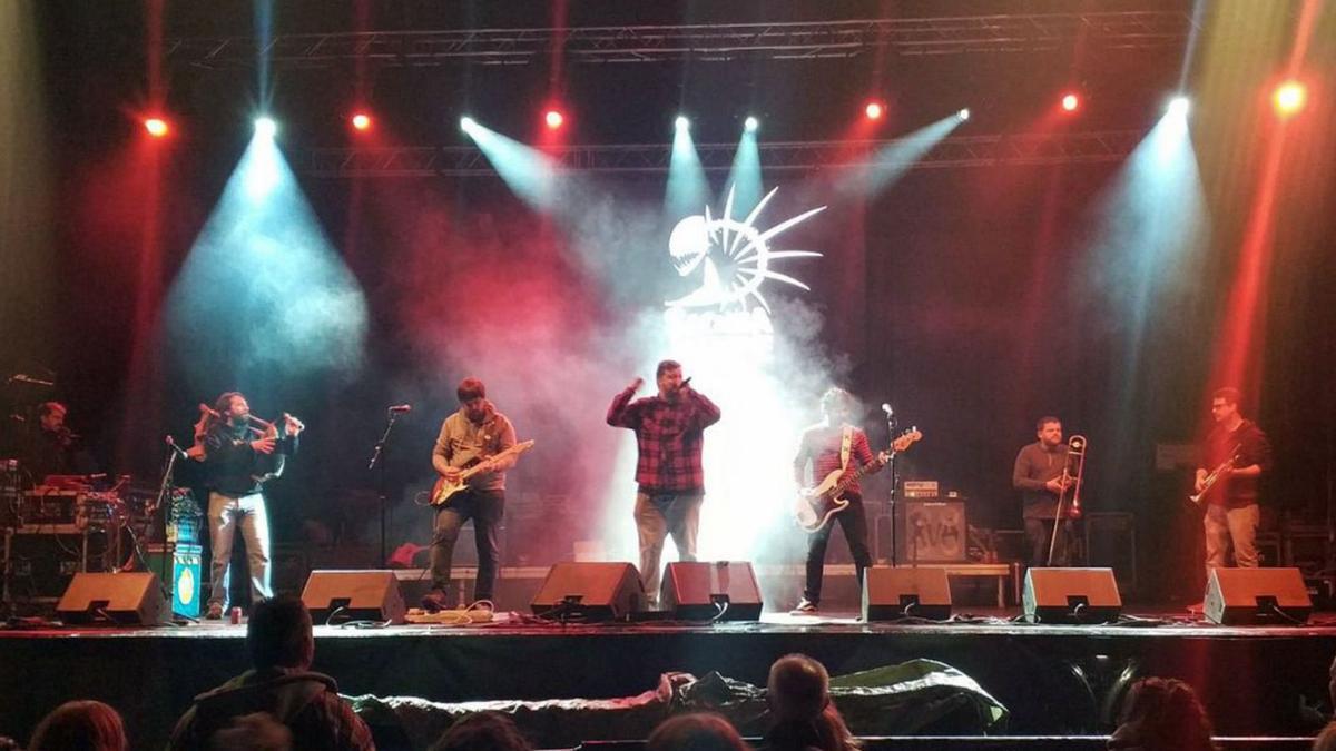 «Skama la rede» durante un concierto en Mieres.
