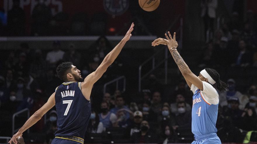 Archivo - El jugador español Santi Aldama intenta taponar un lanzamiento en un partido de la NBA