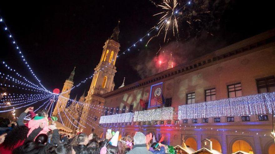 Más de 7.000 personas se comen las uvas en la plaza del Pilar