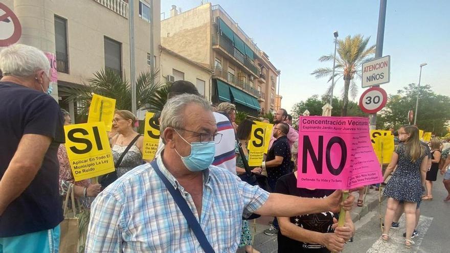 Un centenar de vecinos de Espinardo se concentran para que no quiten sus plazas de aparcamiento