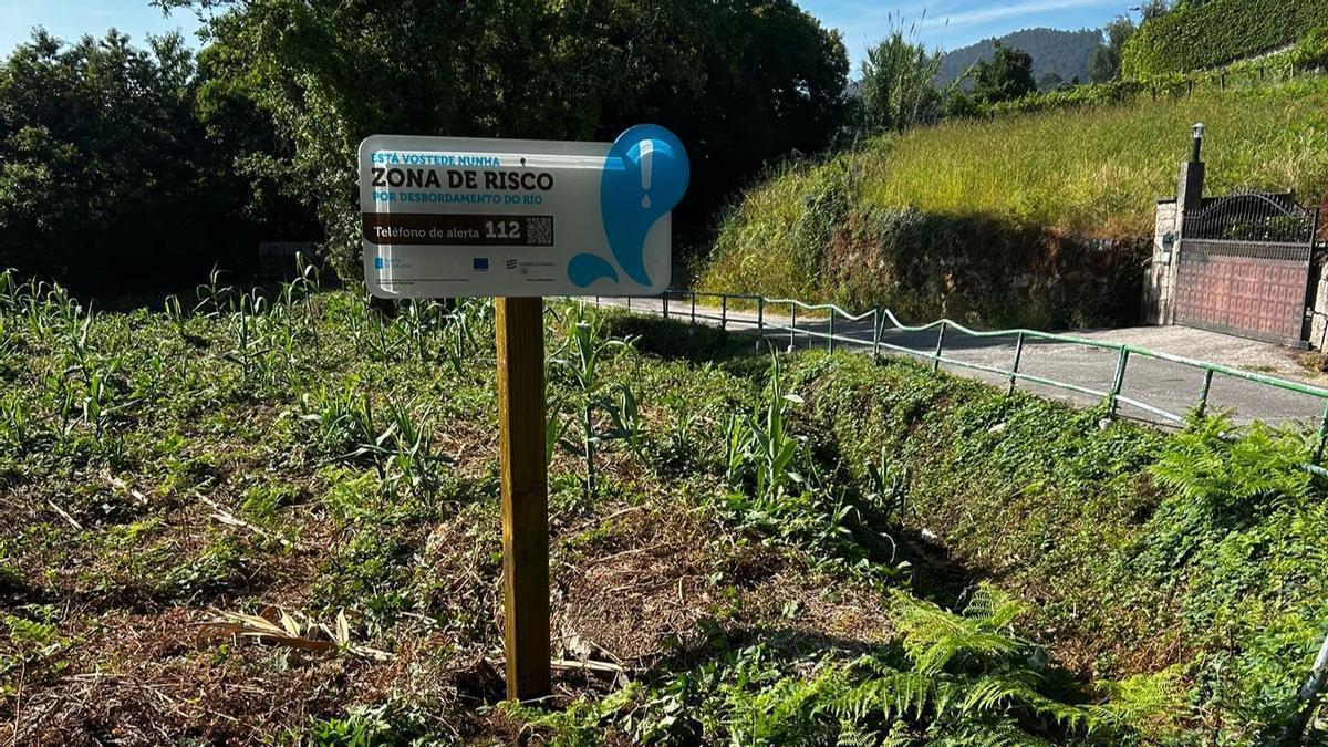 Uno de los nuevos paneles instalados en el entorno del rego de Pousadas, en Vilaboa.