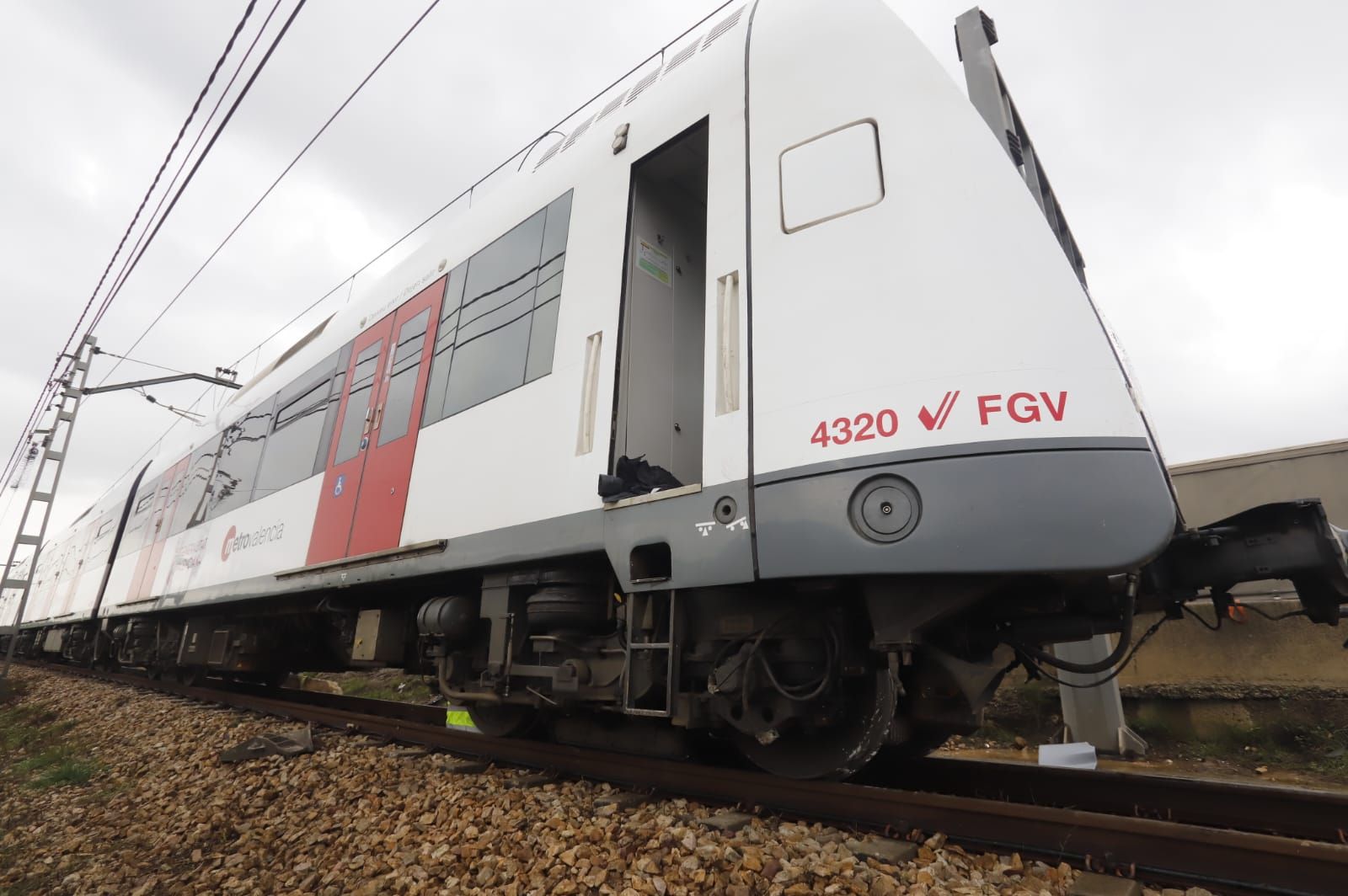 Sin línea de metro y la A-7 cortada tras el choque de un camión con un muro en l'Alcúdia