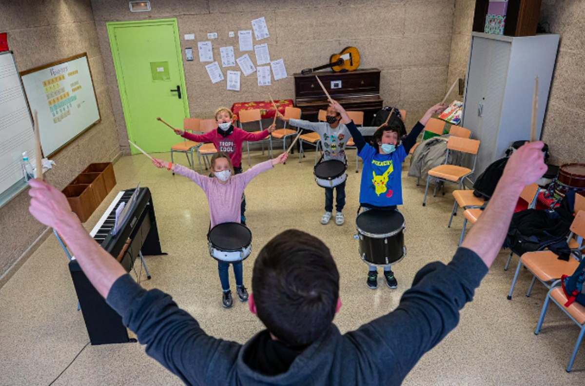 Un profesor de música imparte una clase en un colegio de Barcelona.